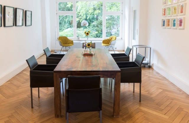 Tisch mit Stühlen
