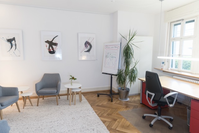 Büroraum mit Einrichtung 